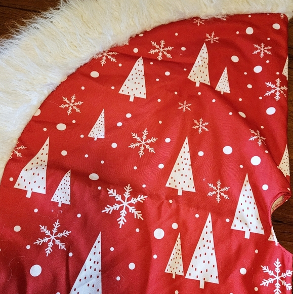 New Large Red & White Tree Skirt - Picture 3 of 5